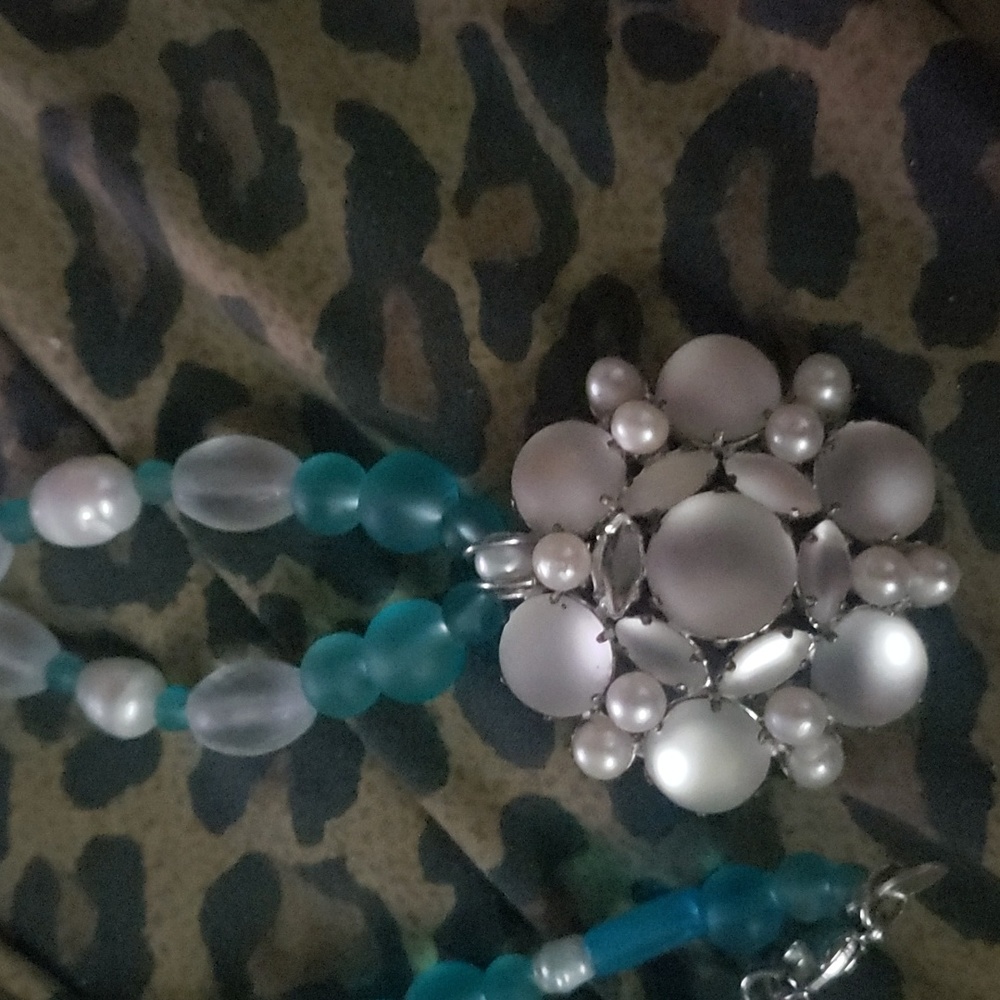 New not used. Real pearl pendent and necklace vintage pendent